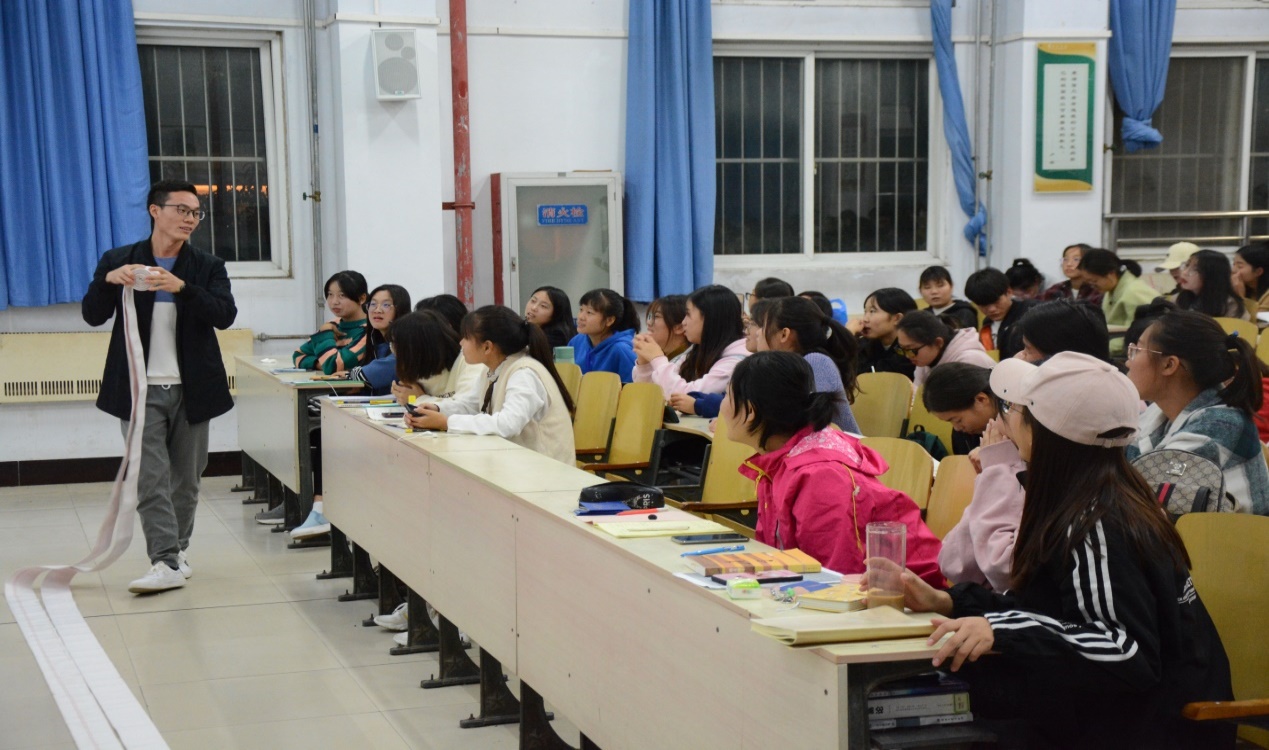 说明: E:\商学院学生工作\安全稳定\消防安全员讲座\2019年10月27日19级新生消防演讲\DSC_5731_看图王.jpg